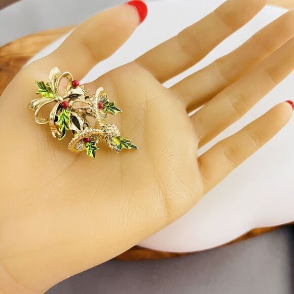 Vintage Gerry’s Holly Berry Bells Bow Pin Brooch Red Green Enamel Gold Tone 1257 - Picture 3 of 9
